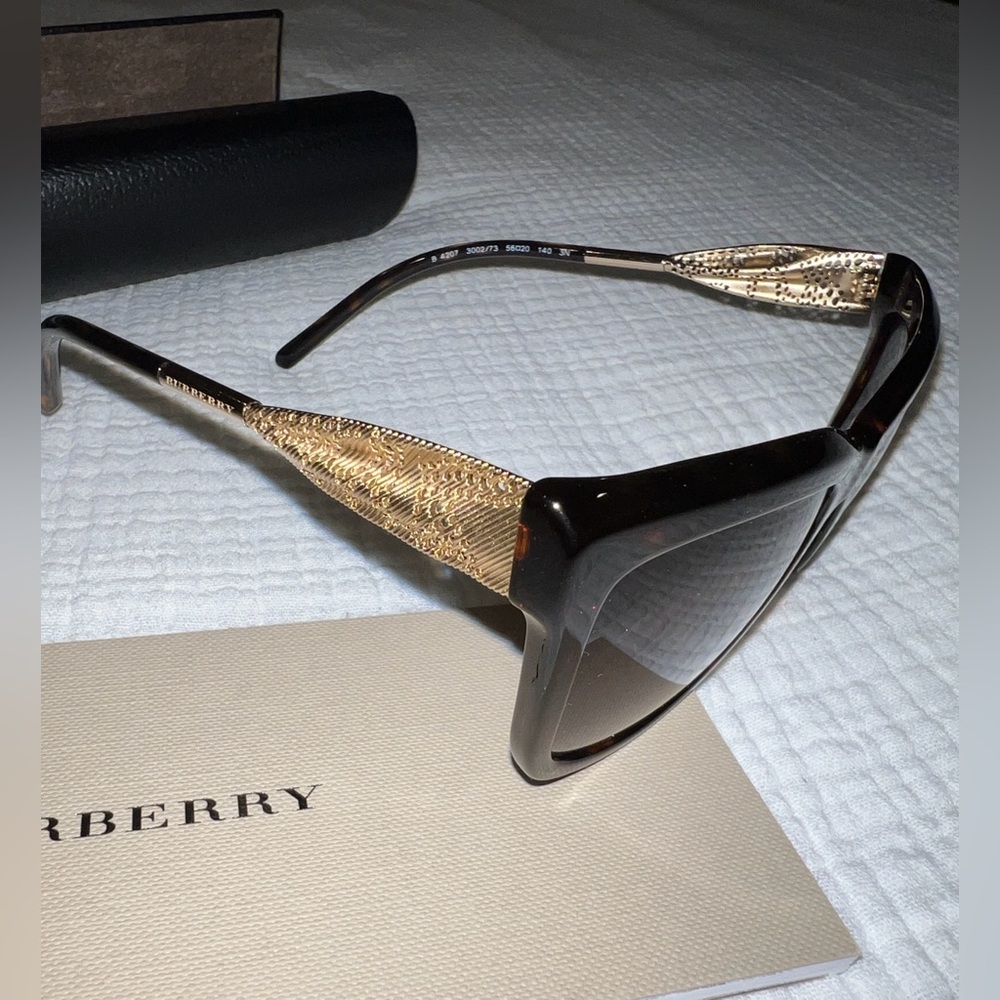 $495 New Burberry Ladies Tortoise Sunglasses